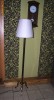 Lampa cu picior de alama si abajur.