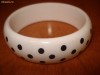 Bratara alba cu buline negre - plastic