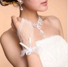 MANUSI MIREASA DIN DANTELA ACCESORIZATE CU UN CRISTAL,SUPERBE,NOI,UK!
