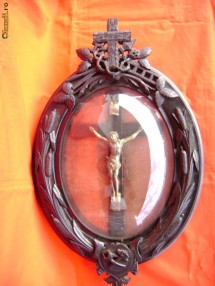 Crucifix sau cruce inramata cu sticla bombata foto