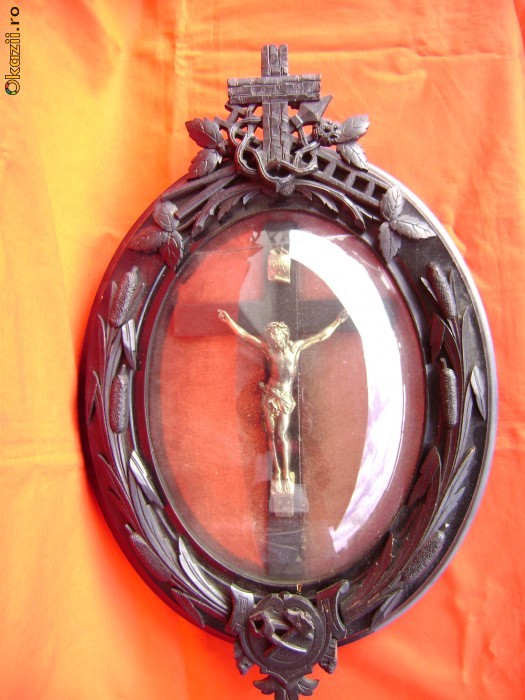 Crucifix sau cruce inramata cu sticla bombata foto mare