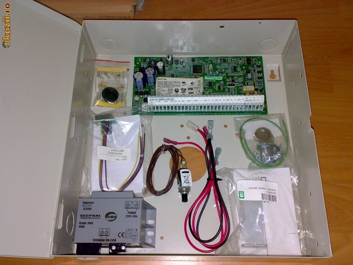 Centrala alarma marca DSC tip PC1864 foto mare