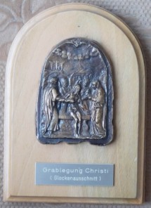 Placheta religioasa catolica din bronz pe placa din lemn , veche