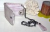 Portofel roz, accesoriu inclus.