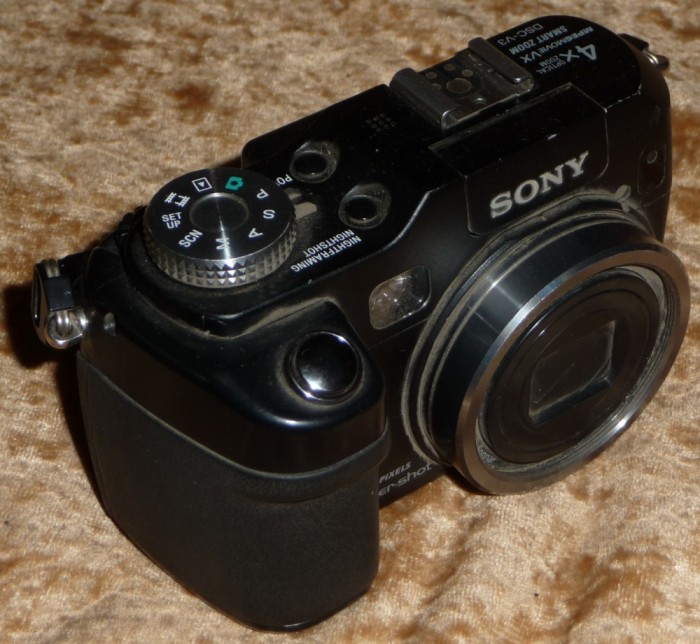 Sony DSC-V3 cu LCD-ul spart . Functioneaza, are acumulator original si telecomanda RMT-DSC1 foto mare Sony DSC-V3 cu LCD-ul spart . Functioneaza, are acumulator original si telecomanda RMT-DSC1 foto mare